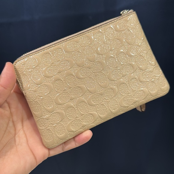 🤍Coach Signature Embossed Patent Leather
Corner Zip Wristlet Clutch - Picture 4 of 8